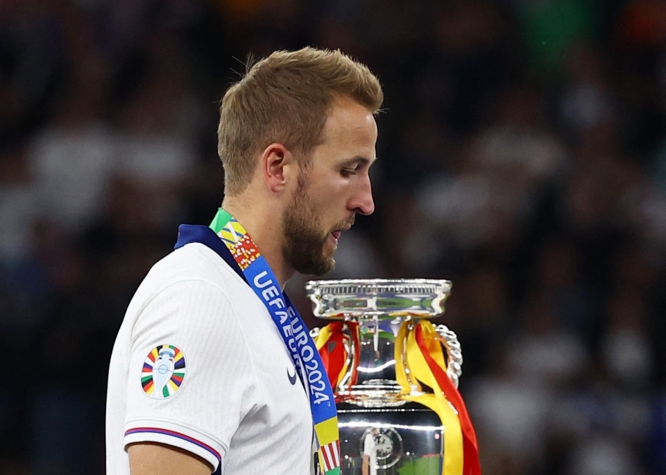 凯恩在巴塞罗那比赛中表现优异，大比分获胜引发热议！